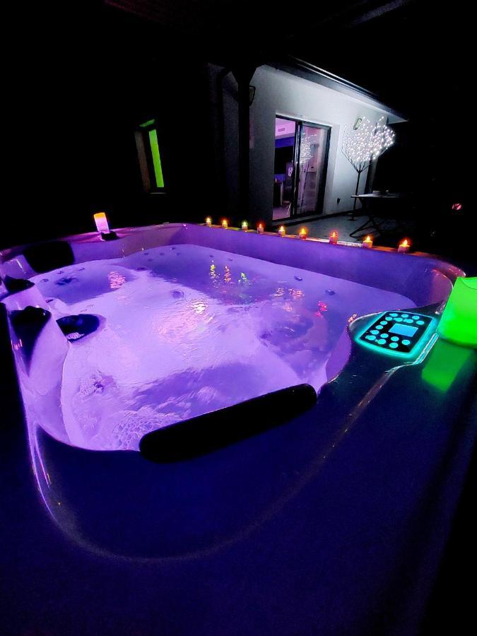 Un Sejour Romantique En Couple Avec Jacuzzi Prive Chromotherapie Jardin Maison Privee Ychoux Exteriér fotografie